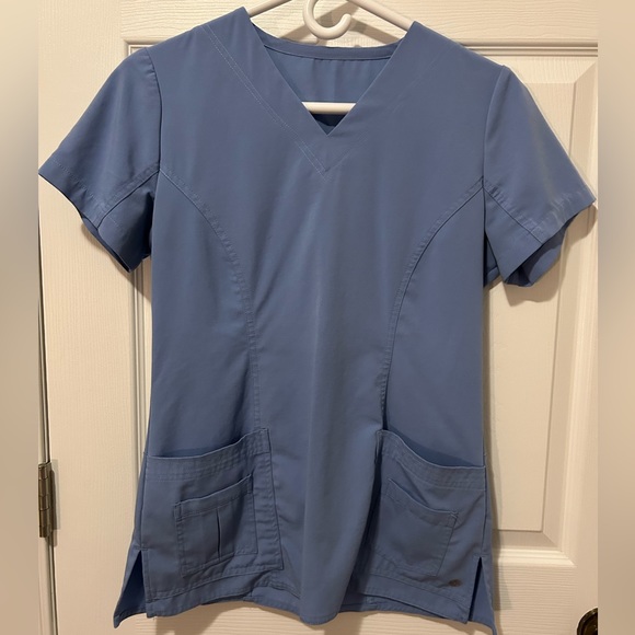 White cross FIT scrub kit. Two pockets scrub top and wide leg pants in blue. - Picture 1 of 4